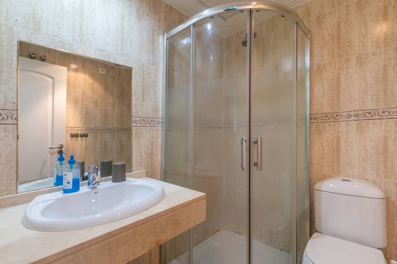 Foto 13 von 28: Ferienwohnung 'Duquesa Suites Golf und Gärten' mit Pool zur gemeinsamen Nutzung und Klimaanlage
