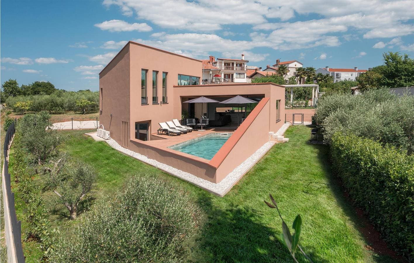 Foto 4 von 42: Geräumig, 1,5 km vom Strand entfernt: Modernes Apartment mit Terrasse und Parkplatz