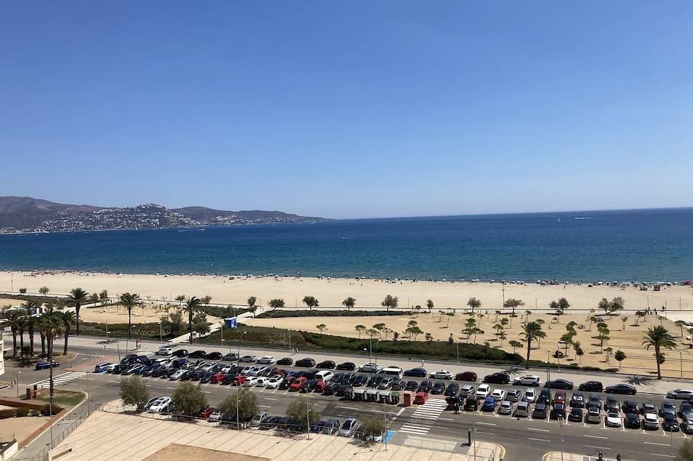 Comfortable flat in EmpuriaBrava by the strand with a stunning view on the bay. 1