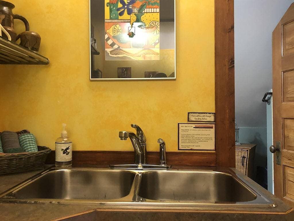 Foto 12 von 24: Valhalla Suite – Cozy, Eclectic Studio in Downtown Nelson
