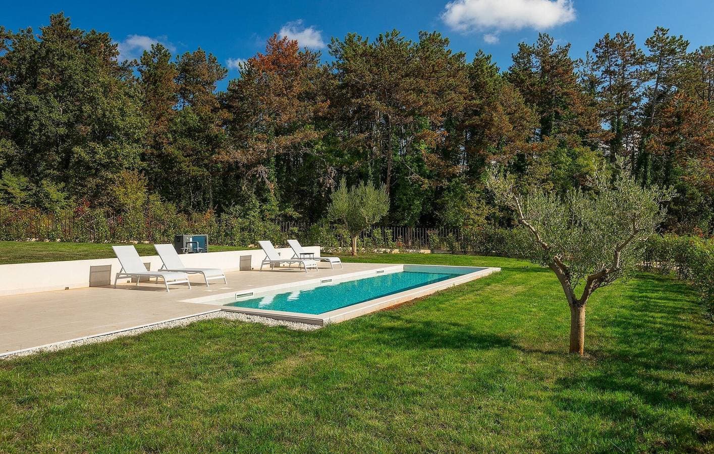 Foto 11 von 35: Geräumige 110 m² große Wohnung mit Pool und Terrasse, 2,5 km vom Stadtzentrum von Anzici entfernt
