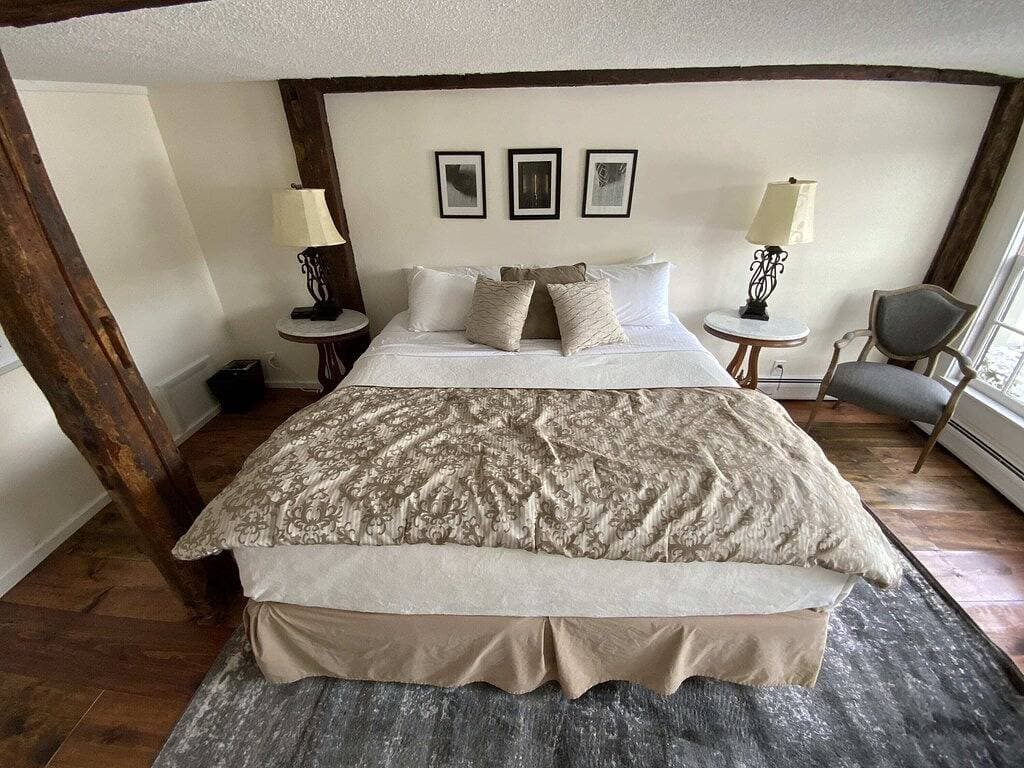 Foto 7 von 20: Deluxe King Suite, Living Room w/sofa bed & fireplace