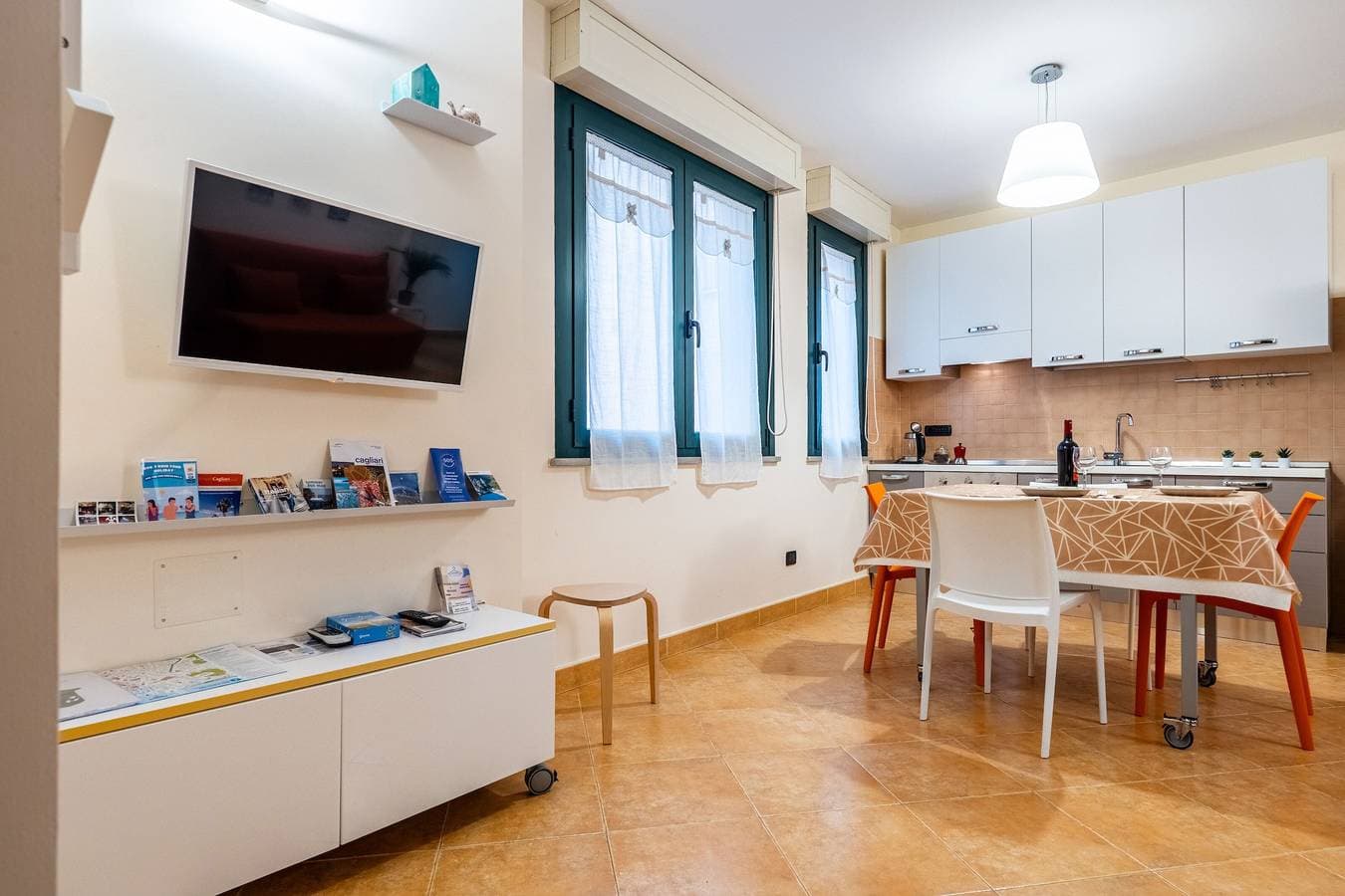 Foto 4 von 33: Vico 1° Sulis Apartment 3 mit WLAN und Klimaanlage
