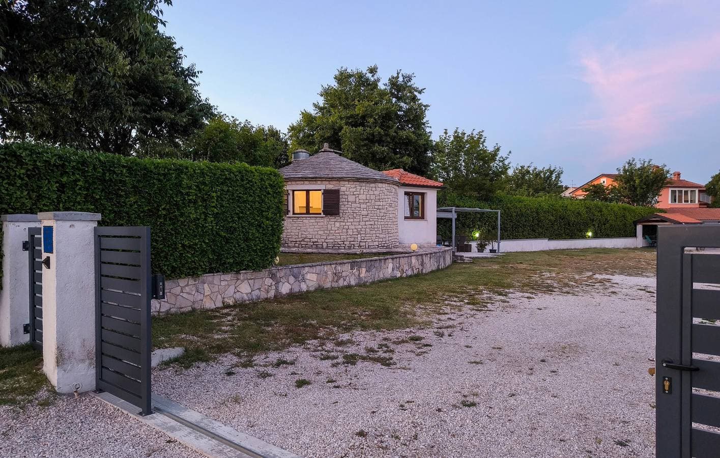 Gemütliche Ferienwohnung mit Terrasse und Parkplatz in der Nähe eines Bistros in Žminj 1