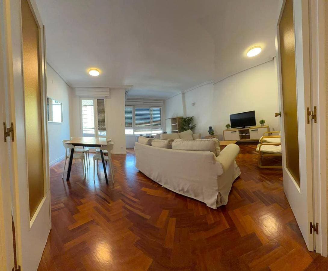 Foto 2 von 18: Four-Bedroom Apartment with Balcony