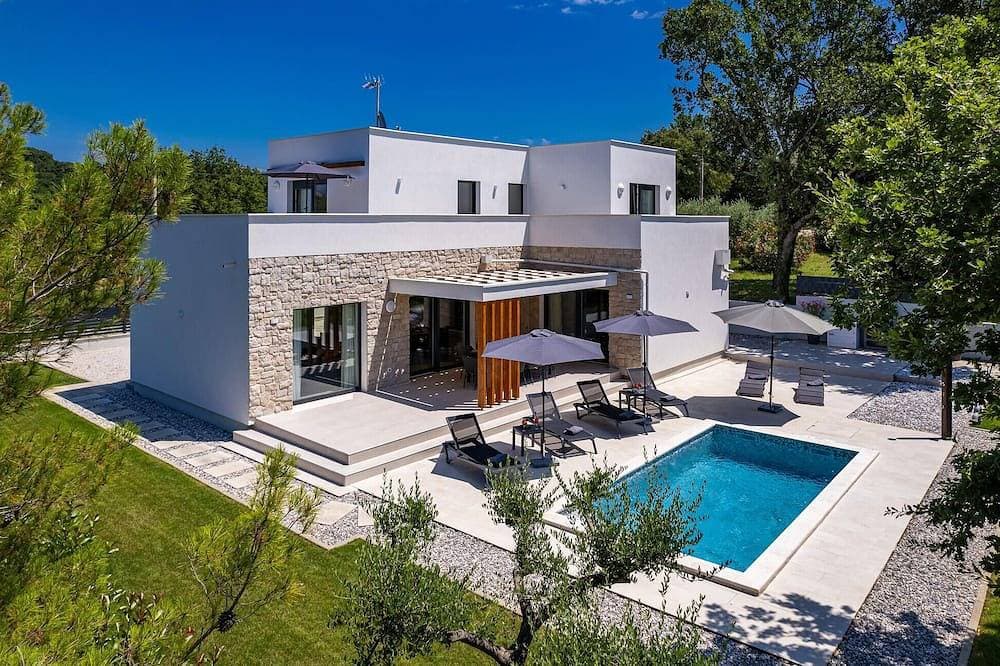 Luxurious home in Marasi 1