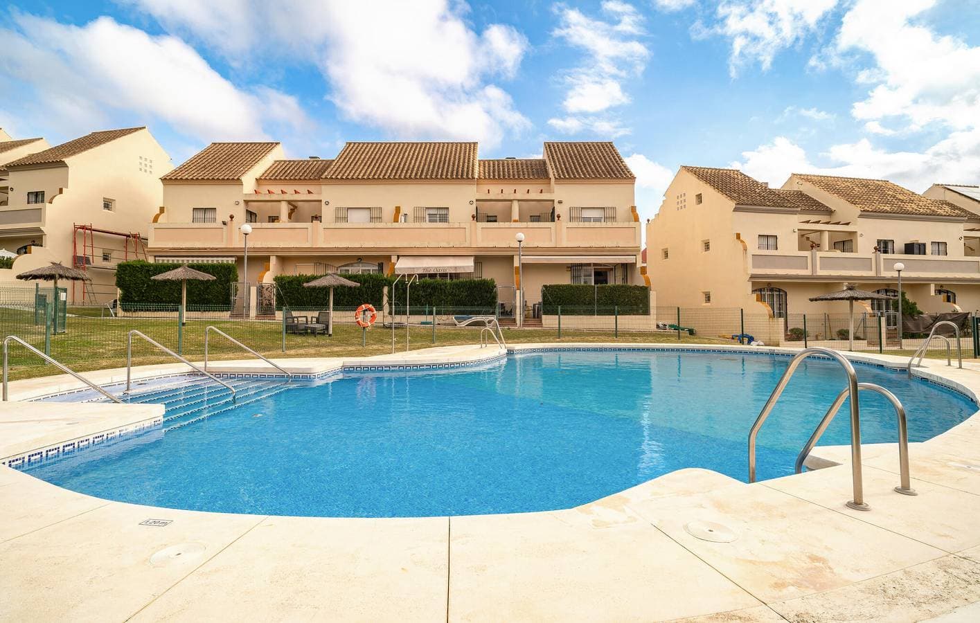 Foto 11 von 23: Glückseligkeit am Strand: Modernes Apartment mit Pool und Terrasse