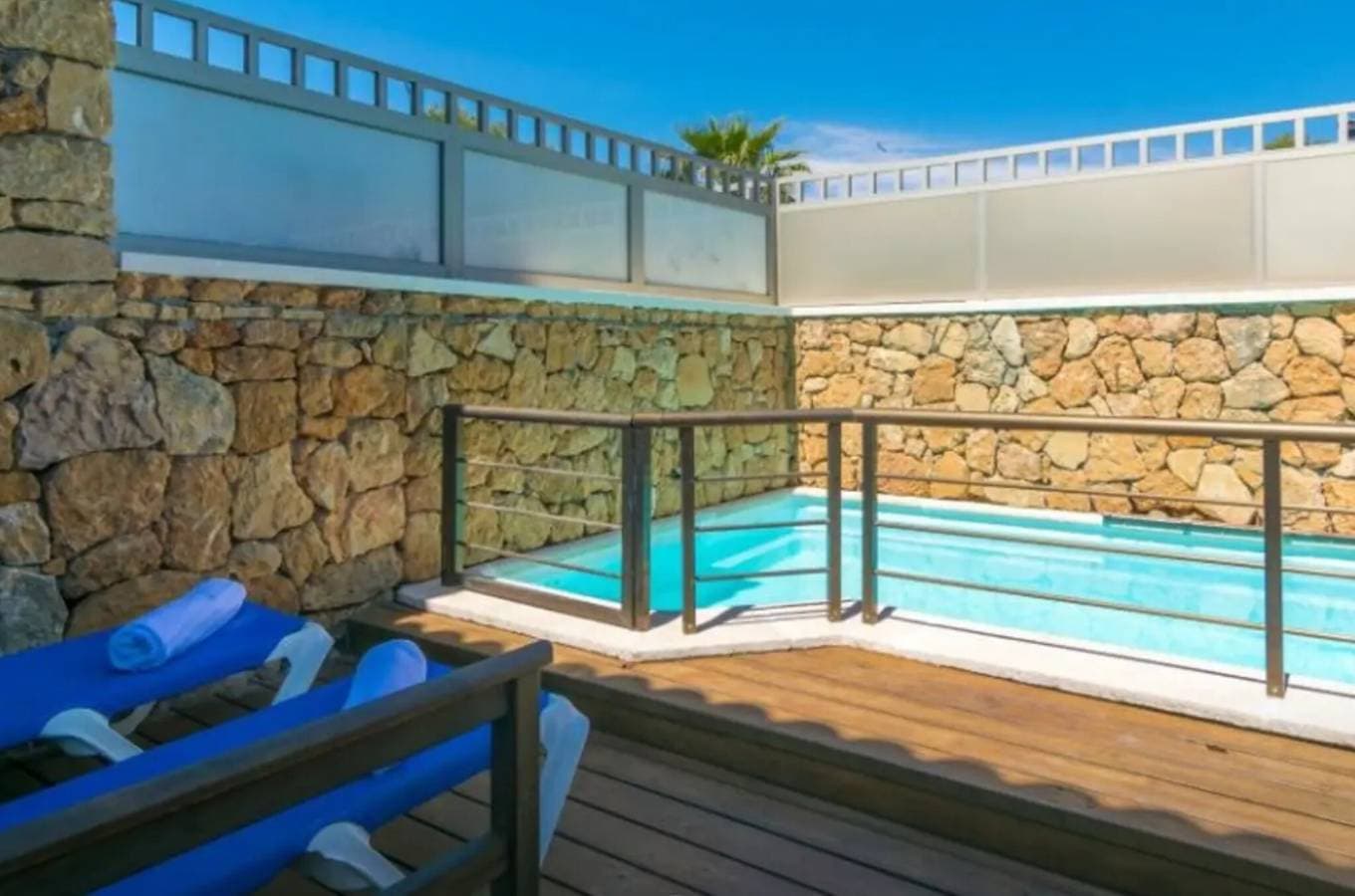 Foto 4 von 25: Geräumiges Ferienhaus Bahamas 1 mit WLAN, Pool, Balkon, Terrassen und Garten