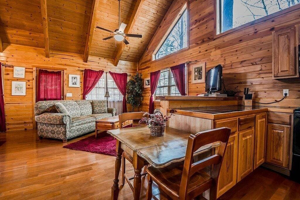 Foto 8 von 19: Romantischer Kurzurlaub Gemütliche Hütte | 1Br 1Ba | Whirlpool | Whirlpool | Haustierfreundlich