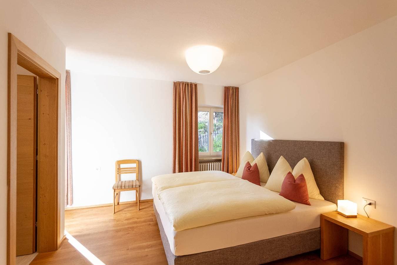 Foto 13 von 25: Ferienwohnung "Haus Lohengrin - Ferienwohnung 1" mit Blick auf die Berge