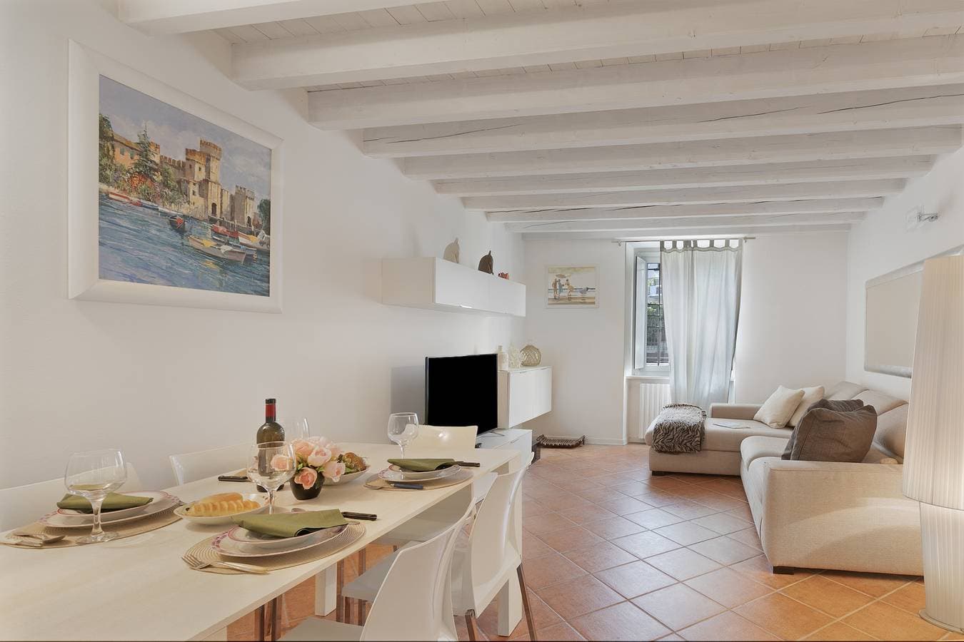 Foto 2 von 27: Magnolia House: Sirmione Apt for 4 with Shared Pool