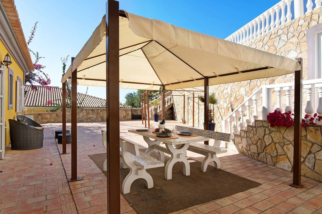 Foto 8 von 28: Ferienvilla Isabel mit Bergblick, WLAN, Klimaanlage, Pool, Garten und Grill