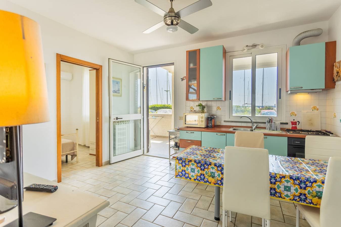 Foto 12 von 24: Ferienhaus 'Am Hafen – nur Schritte vom Meer' mit Meerblick, privater Terrasse & Klimaanlage
