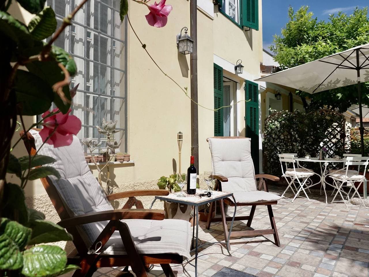 Foto 3 von 21: Villa in der Stadt-Privatparkplatz-Garten-6Gäste