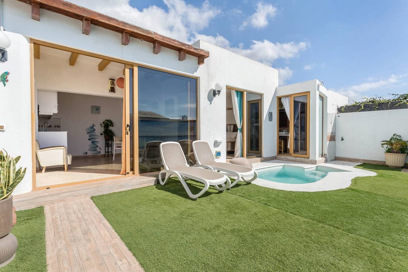 Foto 3 von 23: Hübsches Ferienhaus "Villa Bali" mit Pool, schnellem WLAN, Terrasse & Garten