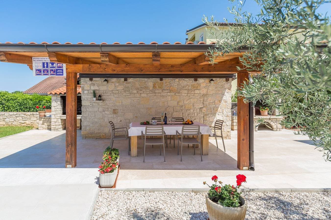 Foto 7 von 26: Mediterranes Apartment mit 60m2 Pool, BBQ-Bereich, Liegen, Waschmaschine