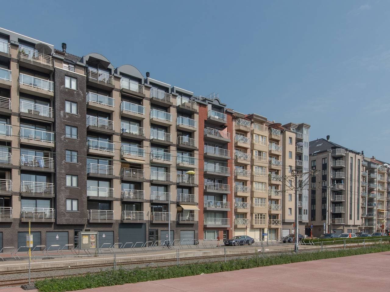 Foto 6 von 22: Skyview with parking and balcony