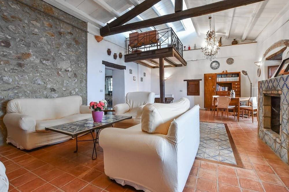 Foto 9 von 30: Beautiful home in Cefalù with private swimming pool, can be inside or outside