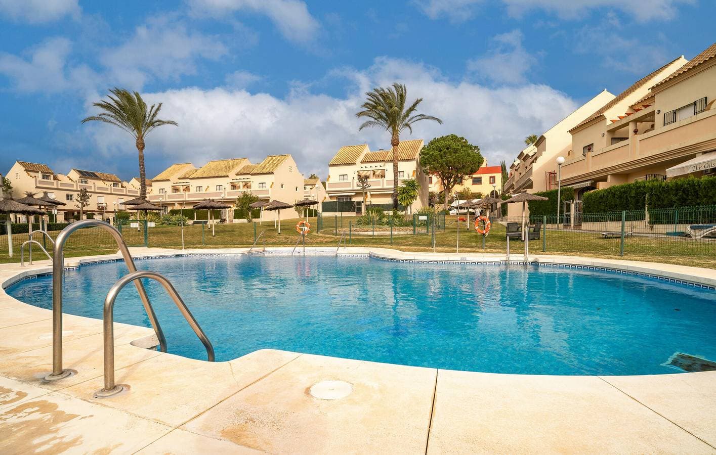 Foto 10 von 23: Glückseligkeit am Strand: Modernes Apartment mit Pool und Terrasse