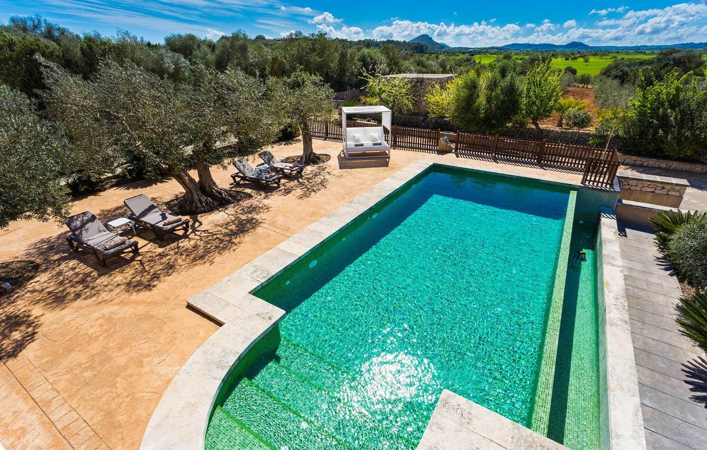 Foto 2 von 40: Sonniger Rückzugsort mit Terrasse, Pool und Küche