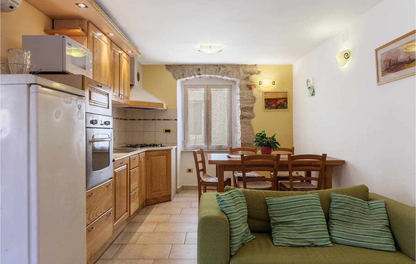 Foto 7 von 23: Charmante Ferienwohnung mit Terrasse, 2 km von der Küste und 100 m vom Restaurant entfernt