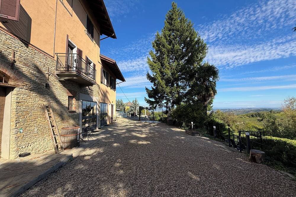 Foto 11 von 30: Relais Portaluna Serena / 1Br + Studio, Sleeps 4, Garden, Langhe Views