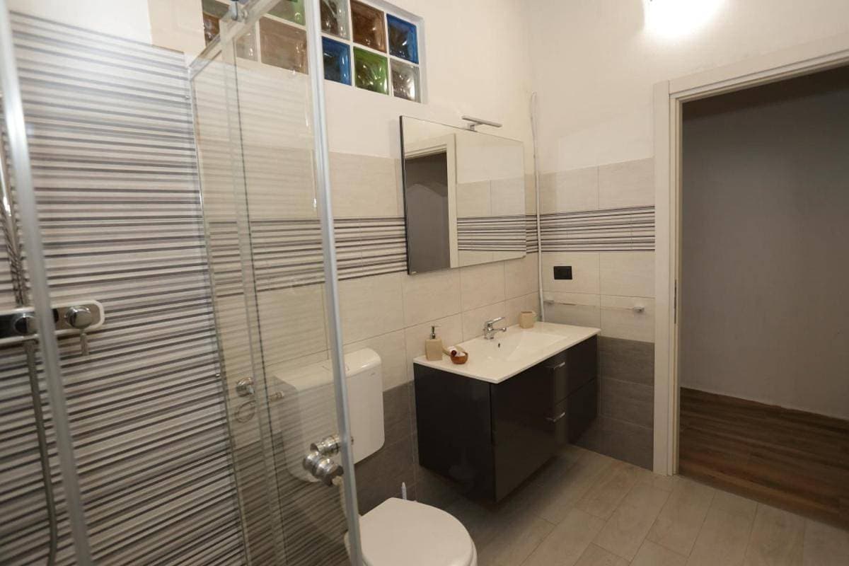 Foto 5 von 6: Quadruple Room with Private Bathroom