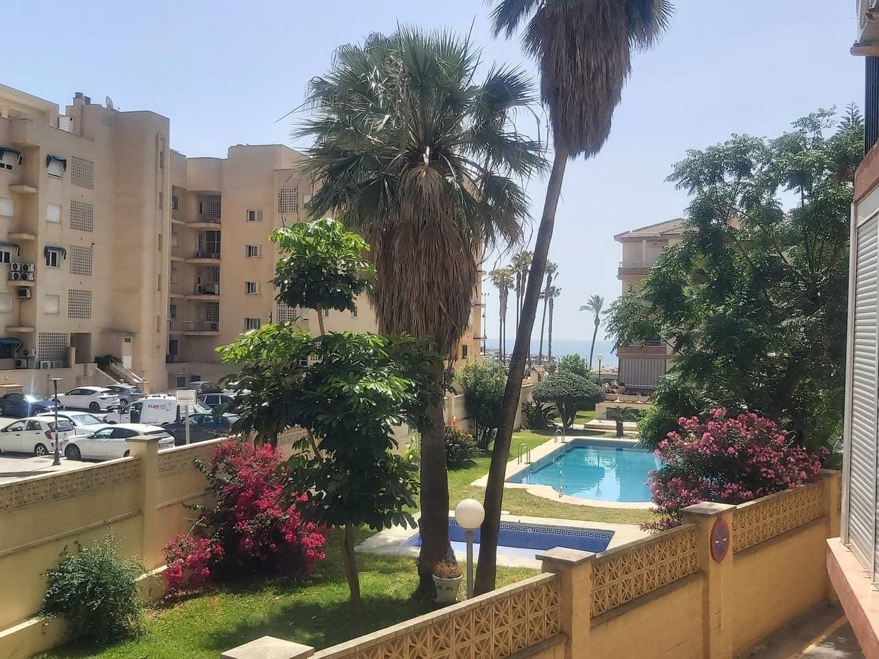 Location de rêve à Playamar : appartement rénové face à la mer, piscine, court de tennis 1