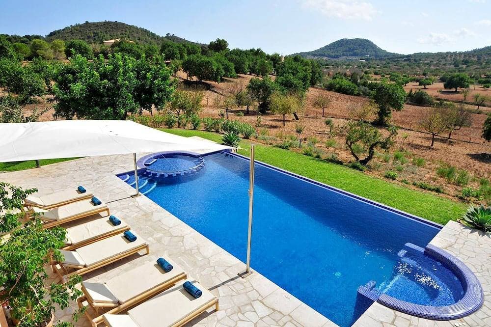 Luxury villa with infinity pool & jacuzzi 1