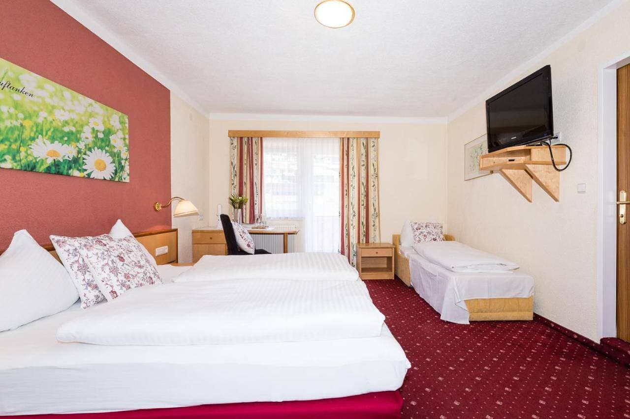 Foto 6 von 11: Triple Room with Balcony