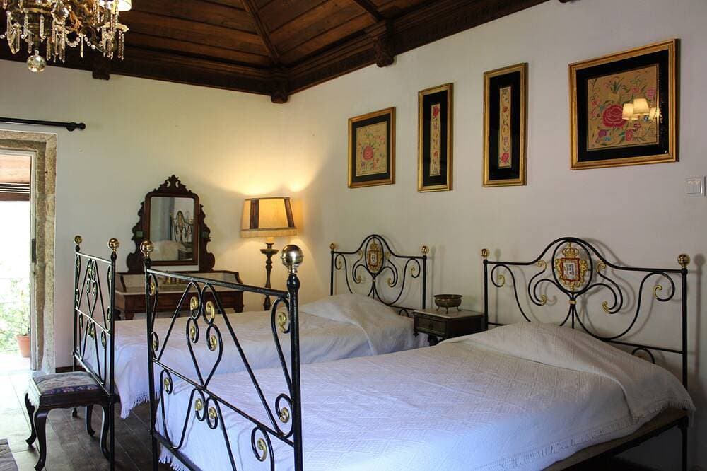 Foto 5 von 30: Quinta Paredes, Land of Paradise, immersed in nature, with its medieval tower.