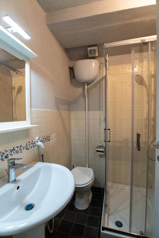 Foto 7 von 10: Quadruple Room with Private Bathroom