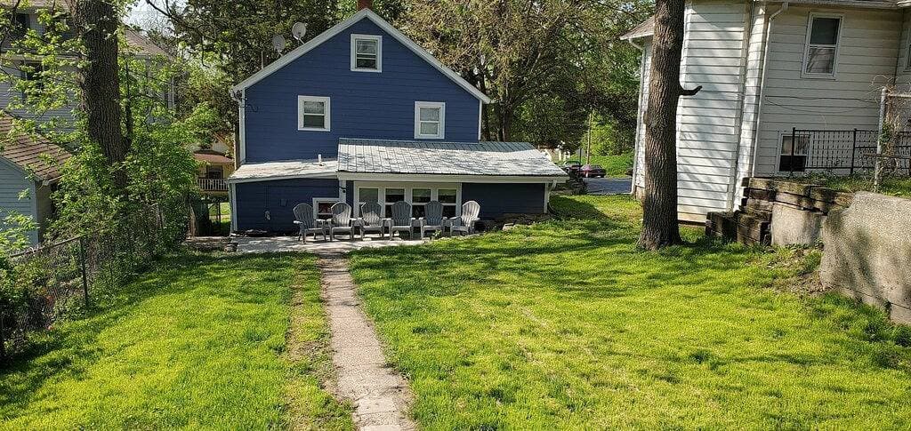 Foto 2 von 13: Great Location Great Value! 4 bedroom 2 full bath home in East Village
