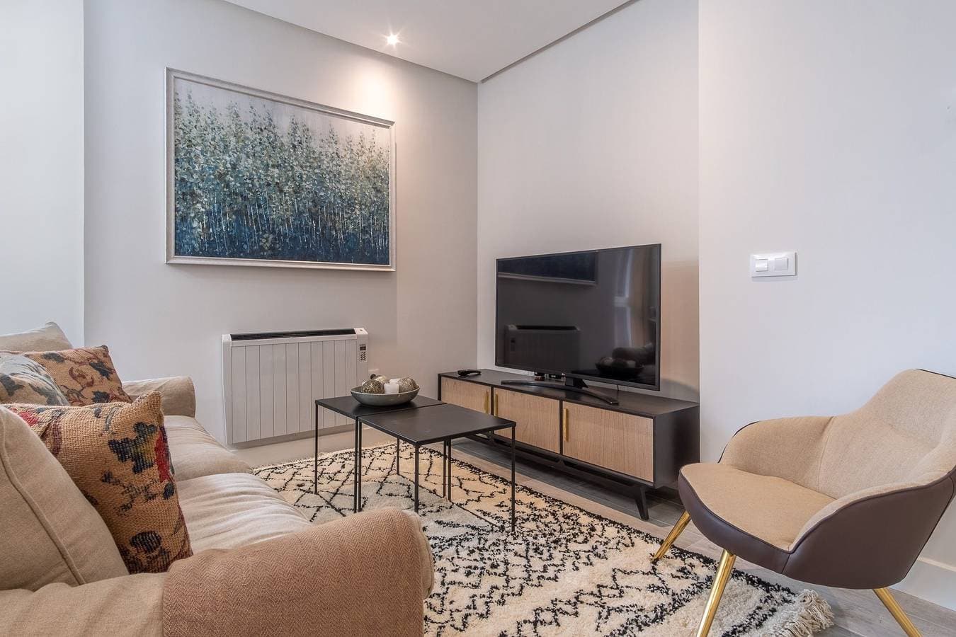 Foto 2 von 12: Chic Central Madrid Apartment with Light