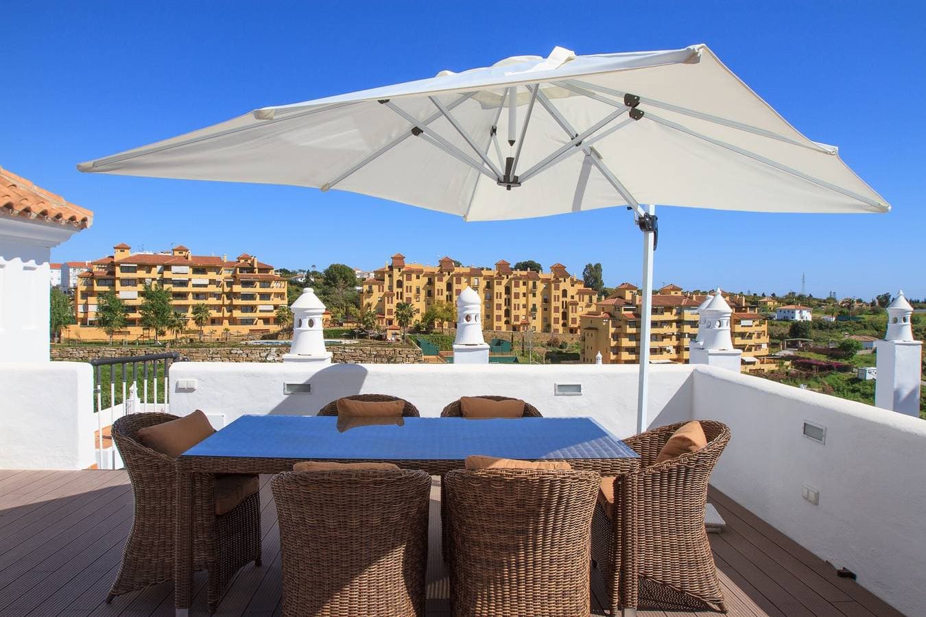Foto 3 von 38: Top del Golf Hills Marbella - Large roof top lounge terrace