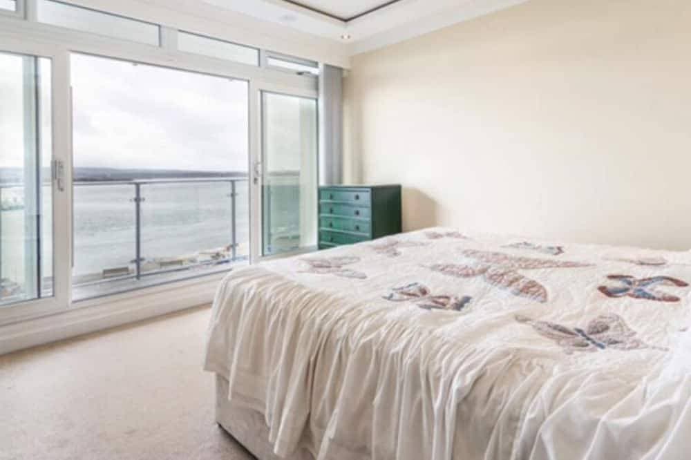 Foto 2 von 12: Sandbanks waterfront flat with panoramic views over Poole Harbour