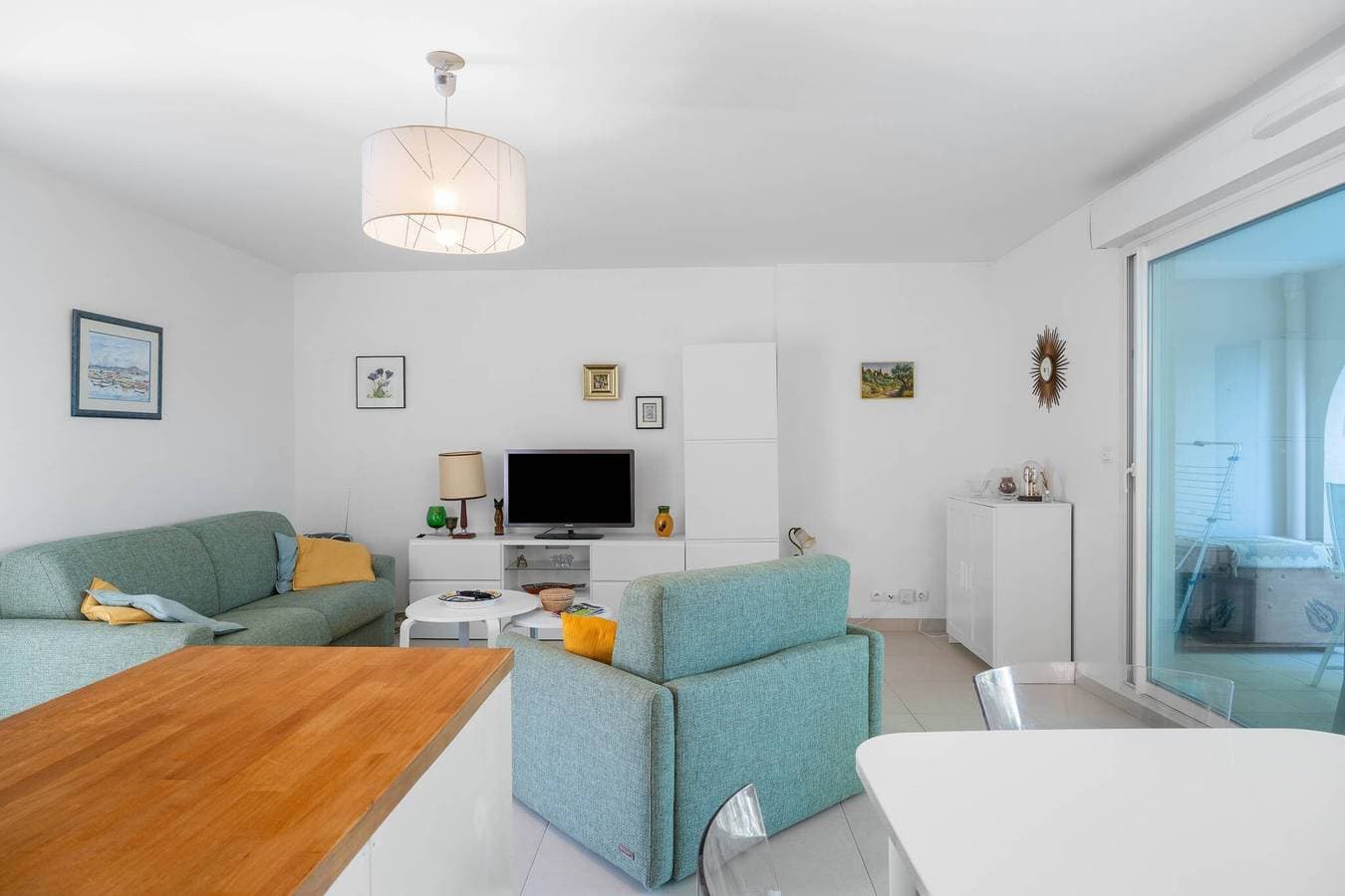 Foto 12 von 20: Apartment 'Grand T2 nahe Strand' mit Seeblick, Gemeinschaftspool und Klimaanlage