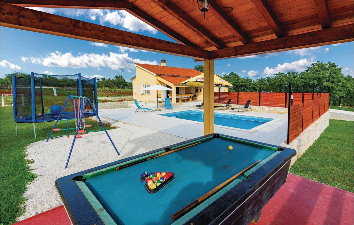Geräumige 2-Zimmer-Wohnung mit WLAN, Pool und Terrasse 1
