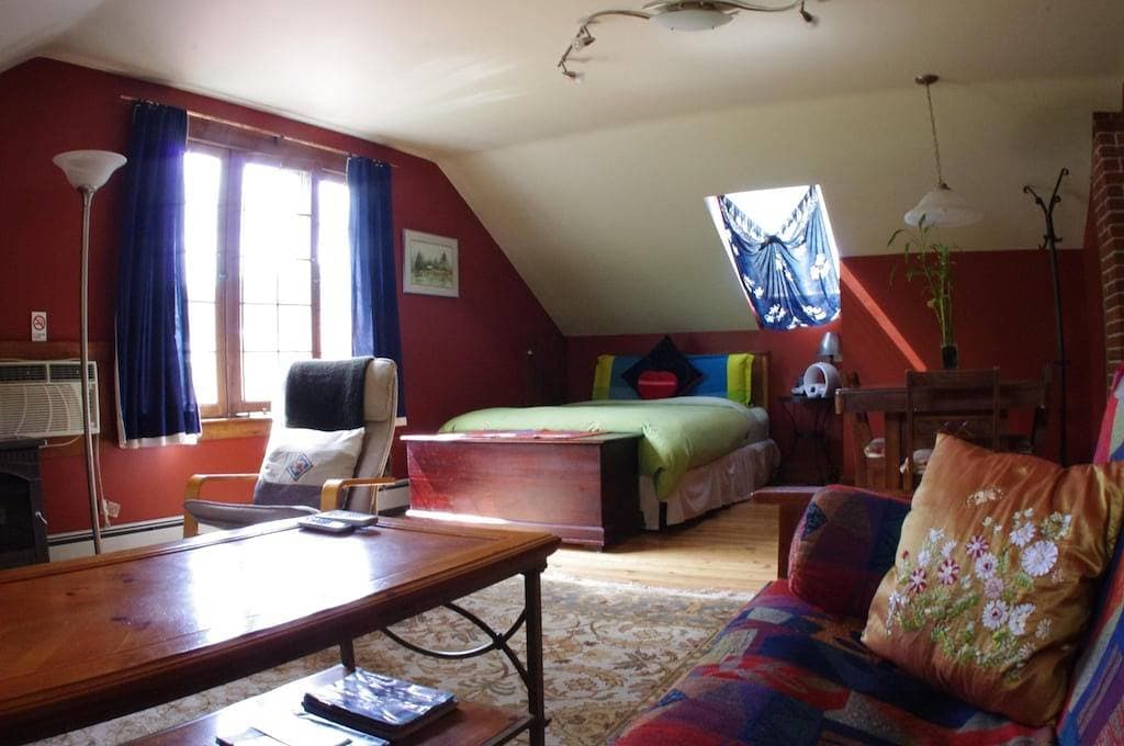 Foto 6 von 24: Valhalla Suite – Cozy, Eclectic Studio in Downtown Nelson