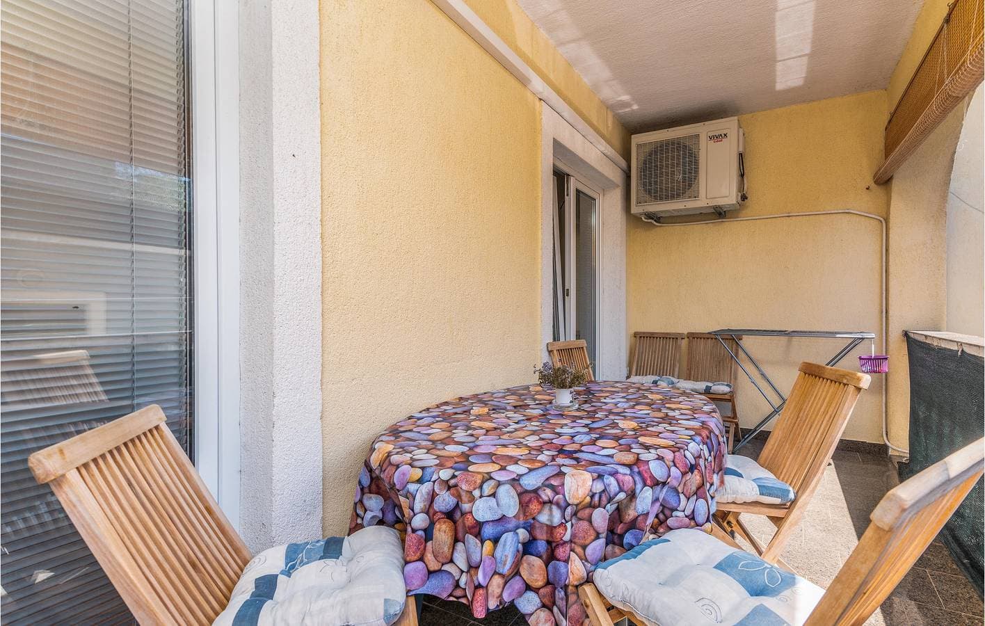 Foto 7 von 29: Gemütliche 1-Zimmer-Wohnung mit Terrasse, 1 km vom Strand von Jert entfernt