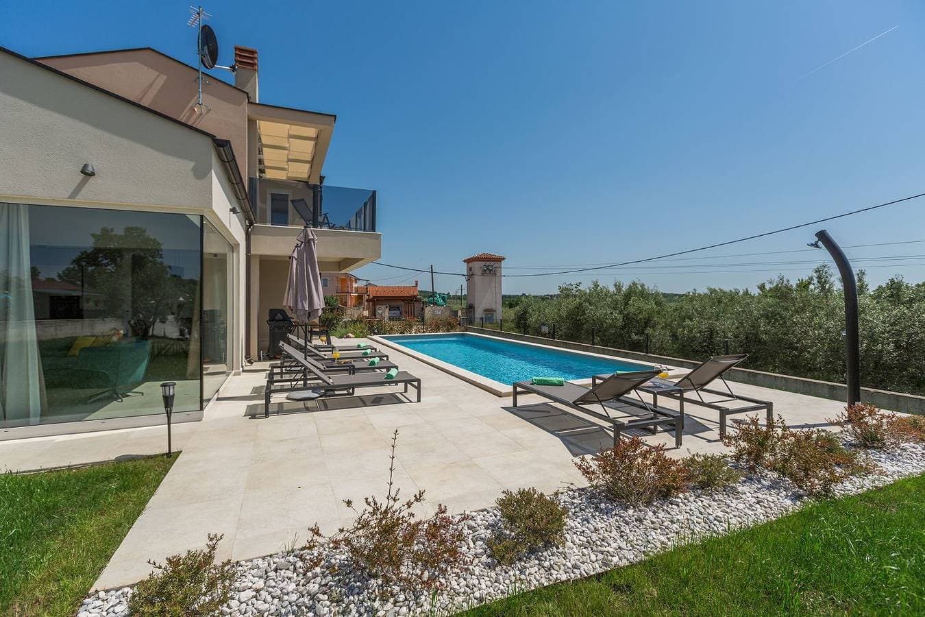 Foto 9 von 39: Neue und hundefreundliche Villa mit Panorama-Meerblick, Privatpool, Grillbereich, Babybett, Waschmaschine