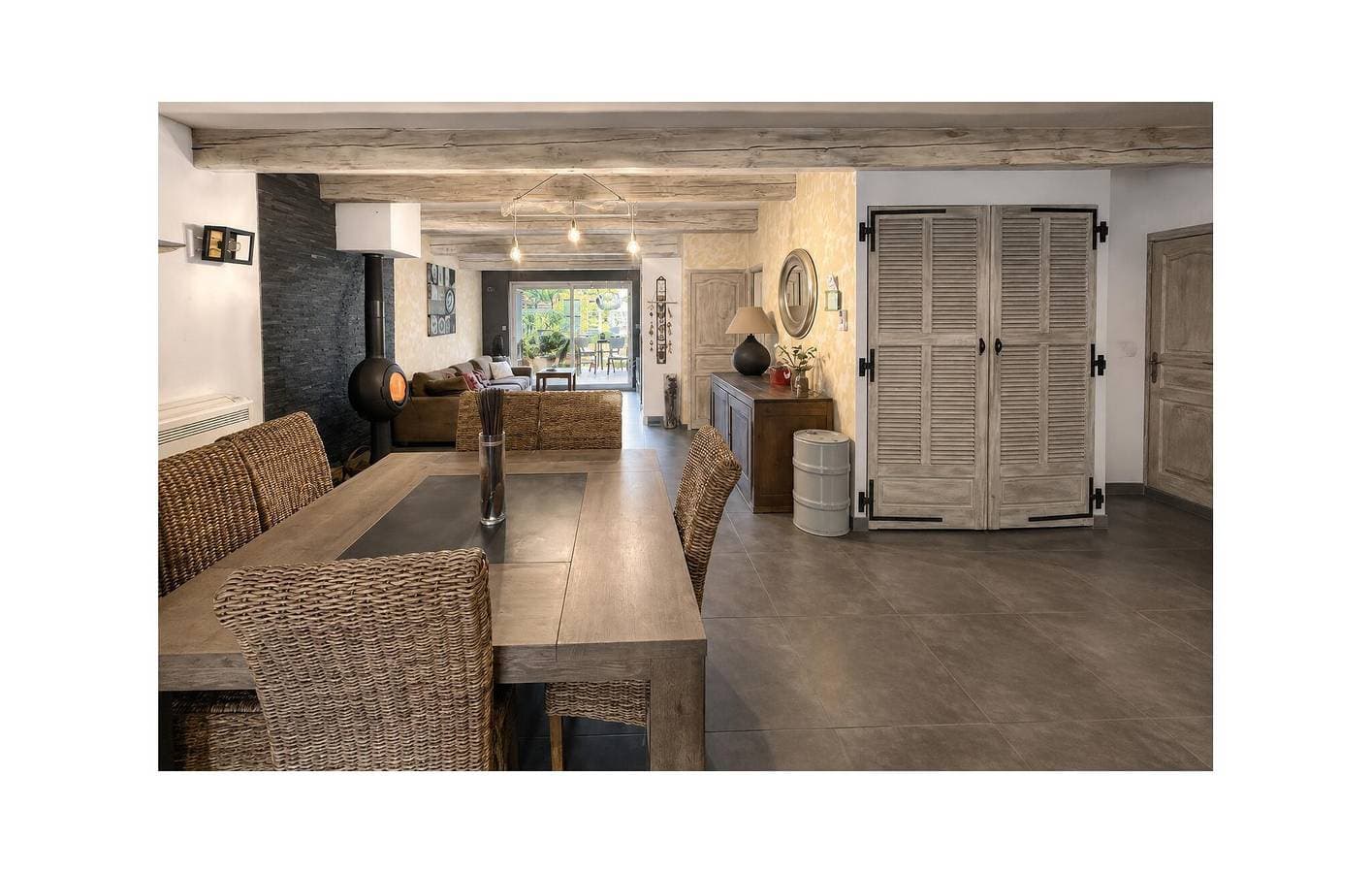 Foto 3 von 12: Moderne Wohnung mit Pool, WLAN, Klimaanlage und Terrasse in der Nähe von Titi Pizza
