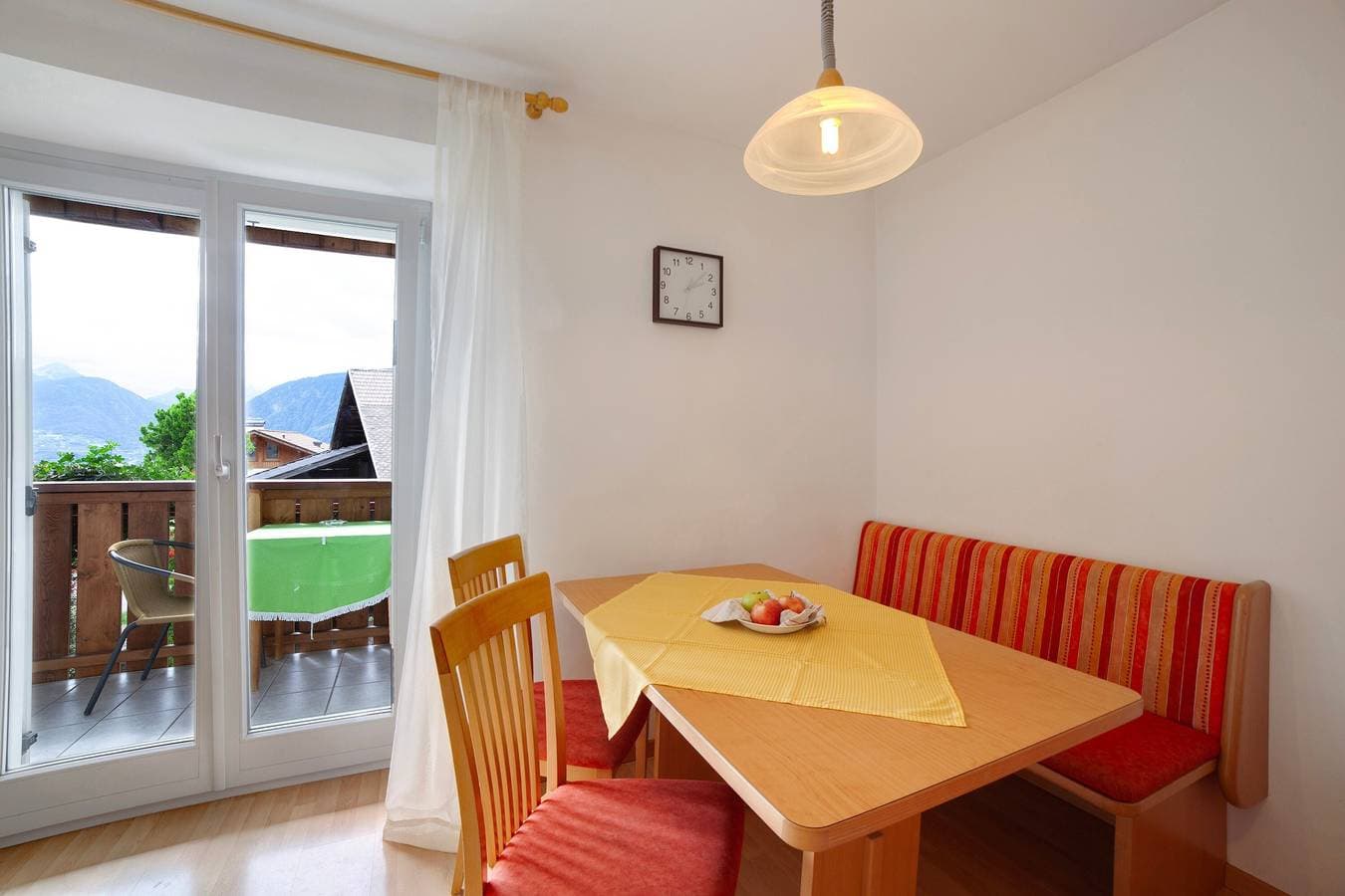 Foto 5 von 26: Ferienwohnung "Mosttragerhof Appartment Large" mit Bergblick, Gemeinschaftspool und WLAN