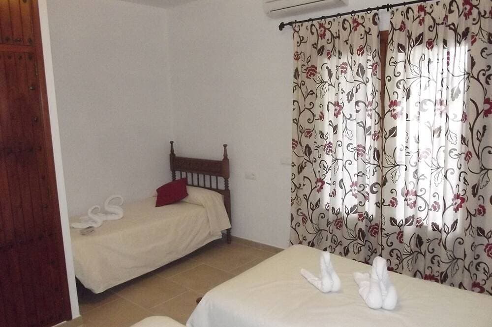 Foto 3 von 29: Komplett renovierte Villa mit privatem Pool, Solarium und Grill