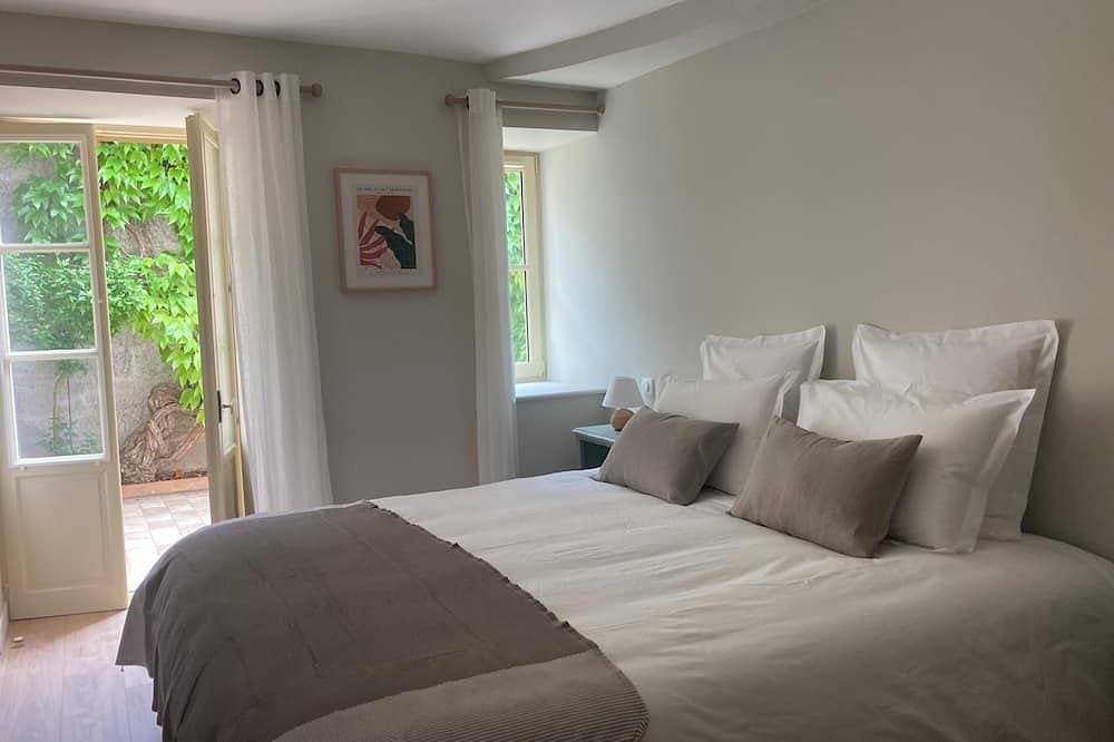 Cosy apartment facing the castle! Ideal for families, near Beaune. 1