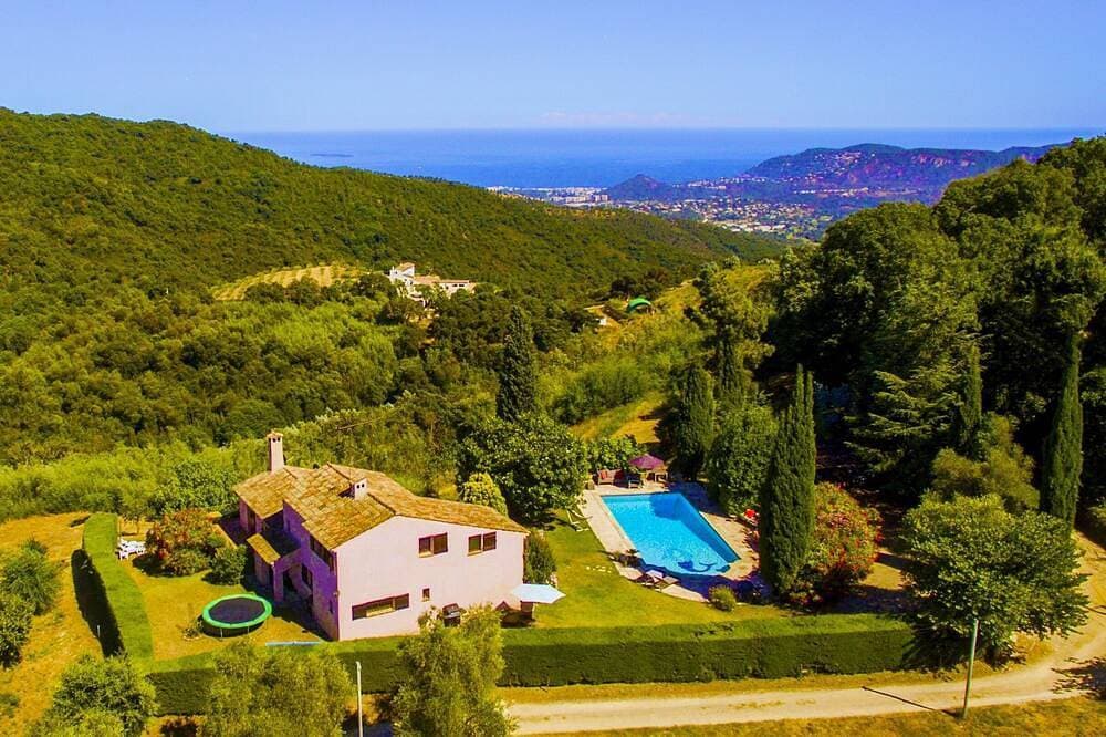 Einmalig gelegene Villa mit Pool und herrlichem Meerblick in der Nähe von Cannes 1