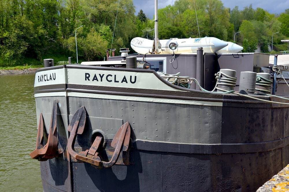 Foto 11 von 16: Gehäuse Segler an Bord der Barge Rayclau