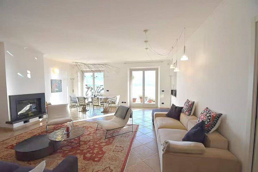 Foto 7 von 30: Villa Alborella: A bright four-story villa situated on a promontory facing the lake, with Free Wi-Fi.