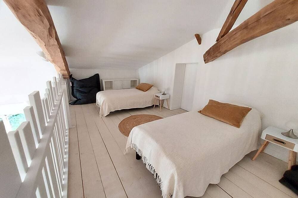 Foto 3 von 16: Charming Cottage for 2–4 Guests, in a Park with Swimming Pool