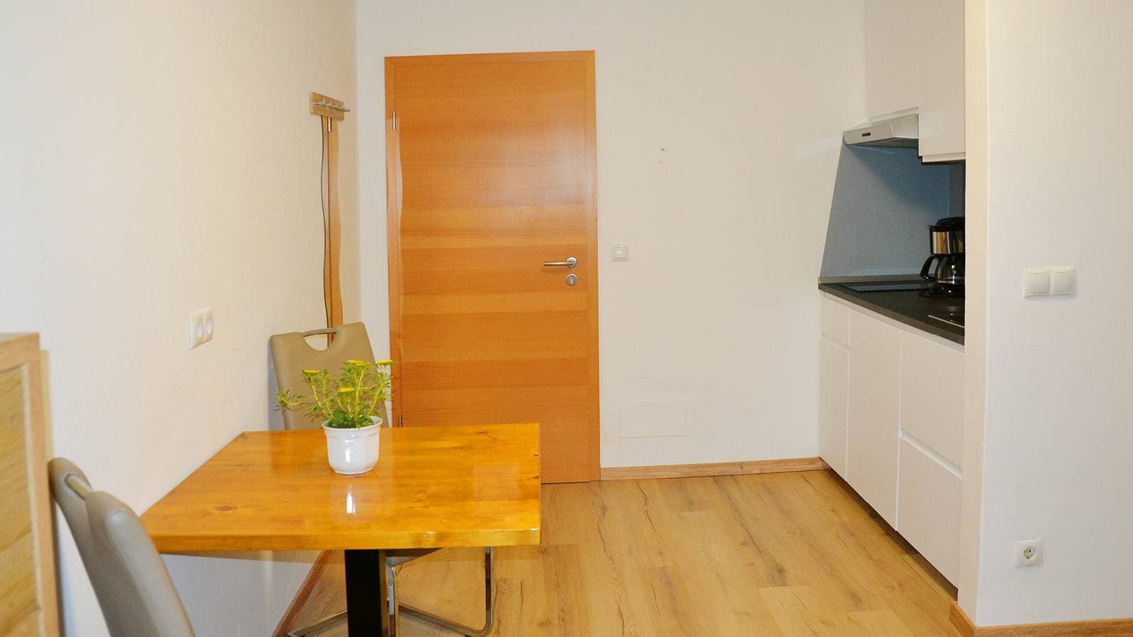 Foto 7 von 28: Ferienwohnung 'Residenz Sonnegg 4' mit Bergblick, Gemeinschaftspool und WLAN